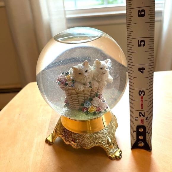 Vintage Eleco Snow Globe Fluffy White Cats in Basket, Made in Taiwan, Like New - Picture 11 of 17